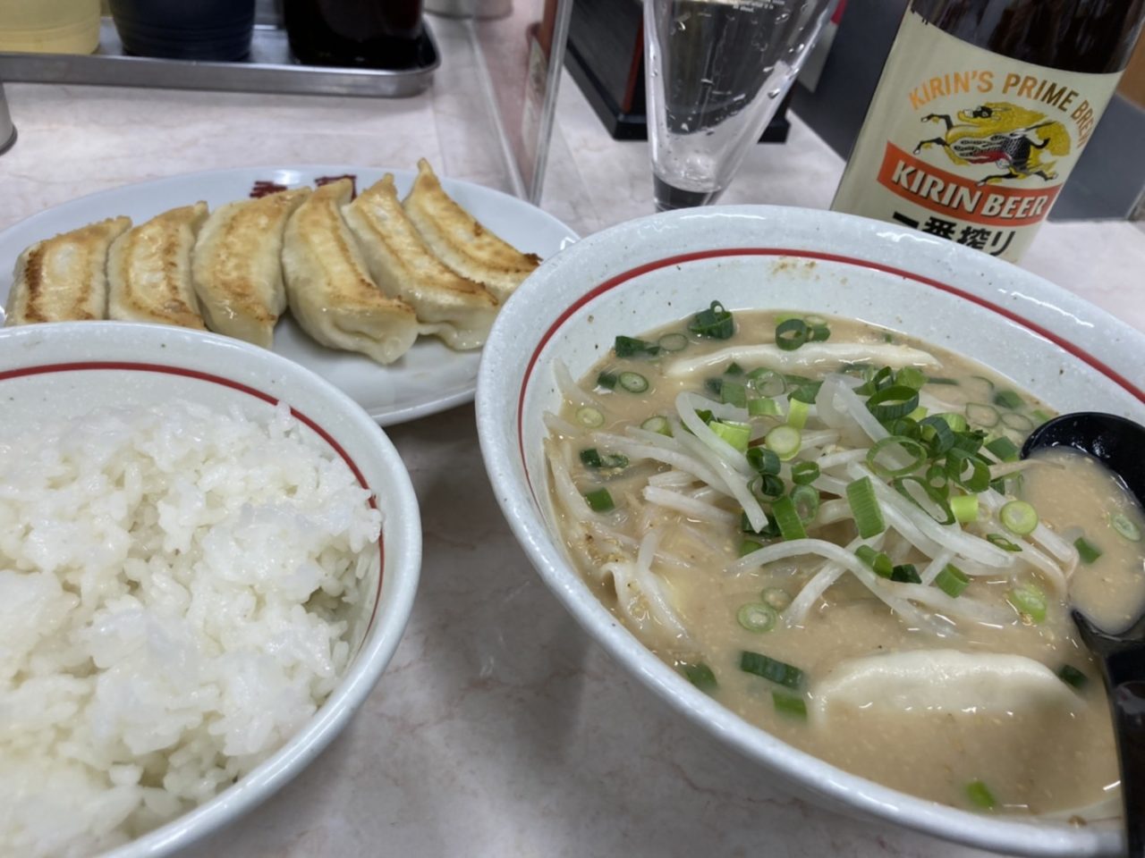 晩御飯の餃子の写真です。