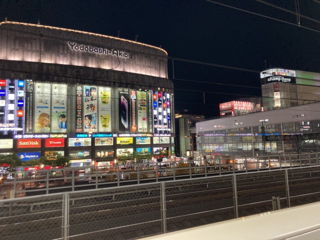 夜の秋葉原の写真です